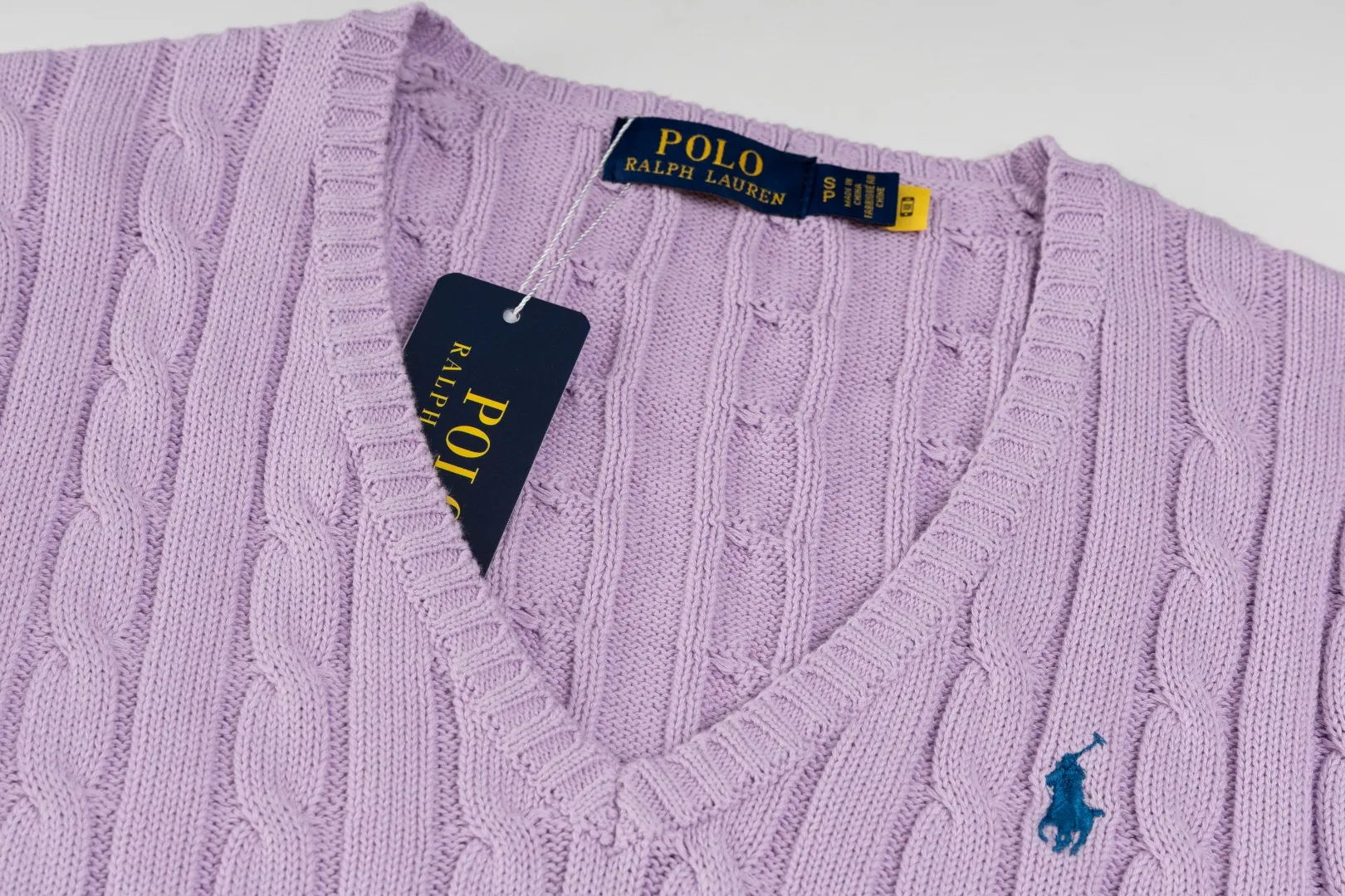 P210 #R90 RALPH LAUREN Thirteen colors of Ralph Lauren classic small label embroidery V-neck pullover cable cardigan sweater women's top, high-density LOGO embroidery on the chest, original customization of tag accessories. Made of pure cotton yarn, pure cotton is skin-friendly and comfortable, small label war horse embroidered twist button V-neck sweater🐎High quality, follow the blogger to learn how to wear it! Let’s buy a Ralph Lauren cable sweater. It’s a super hard-to-find series after it became popular. It’s hard to find one on the official website. It’s simple and practical to wear, with a lazy and loose feel. The thickened fabric has more texture, feels soft and delicate, and has a loose fit. Whether worn alone or layered, you can wear different styles of fashion with just one piece!   Size： Sleeve length: 60/61/62/63
